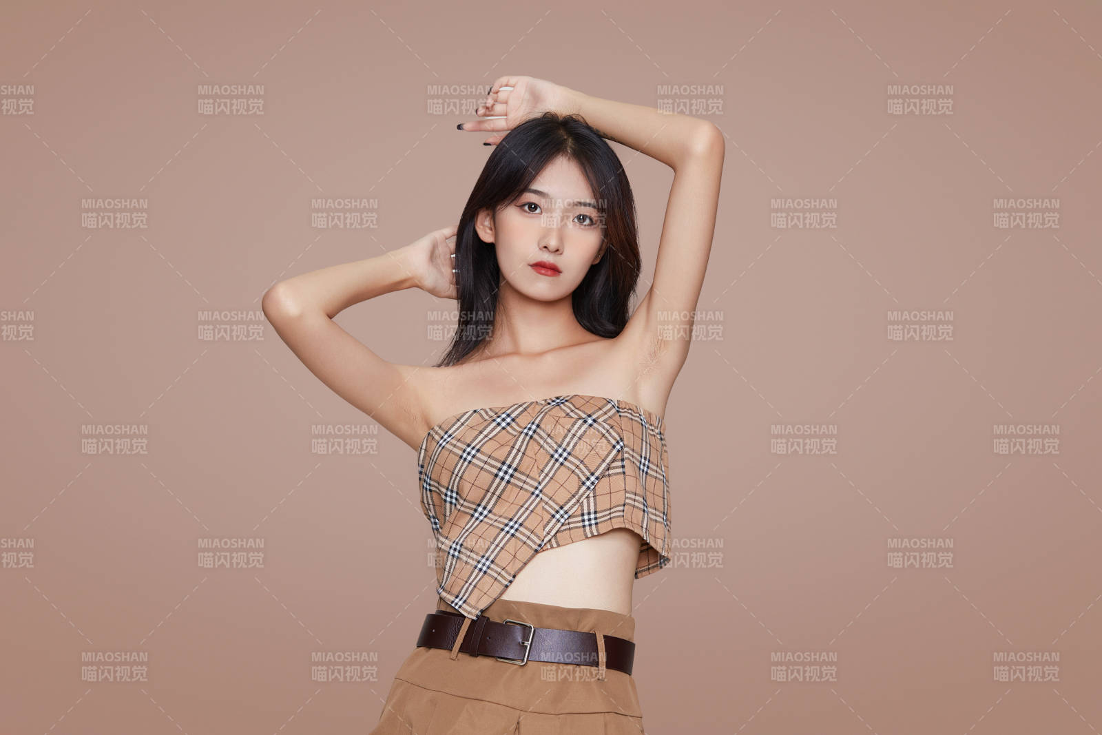 棚里身著時尚服飾的靚麗少女形象