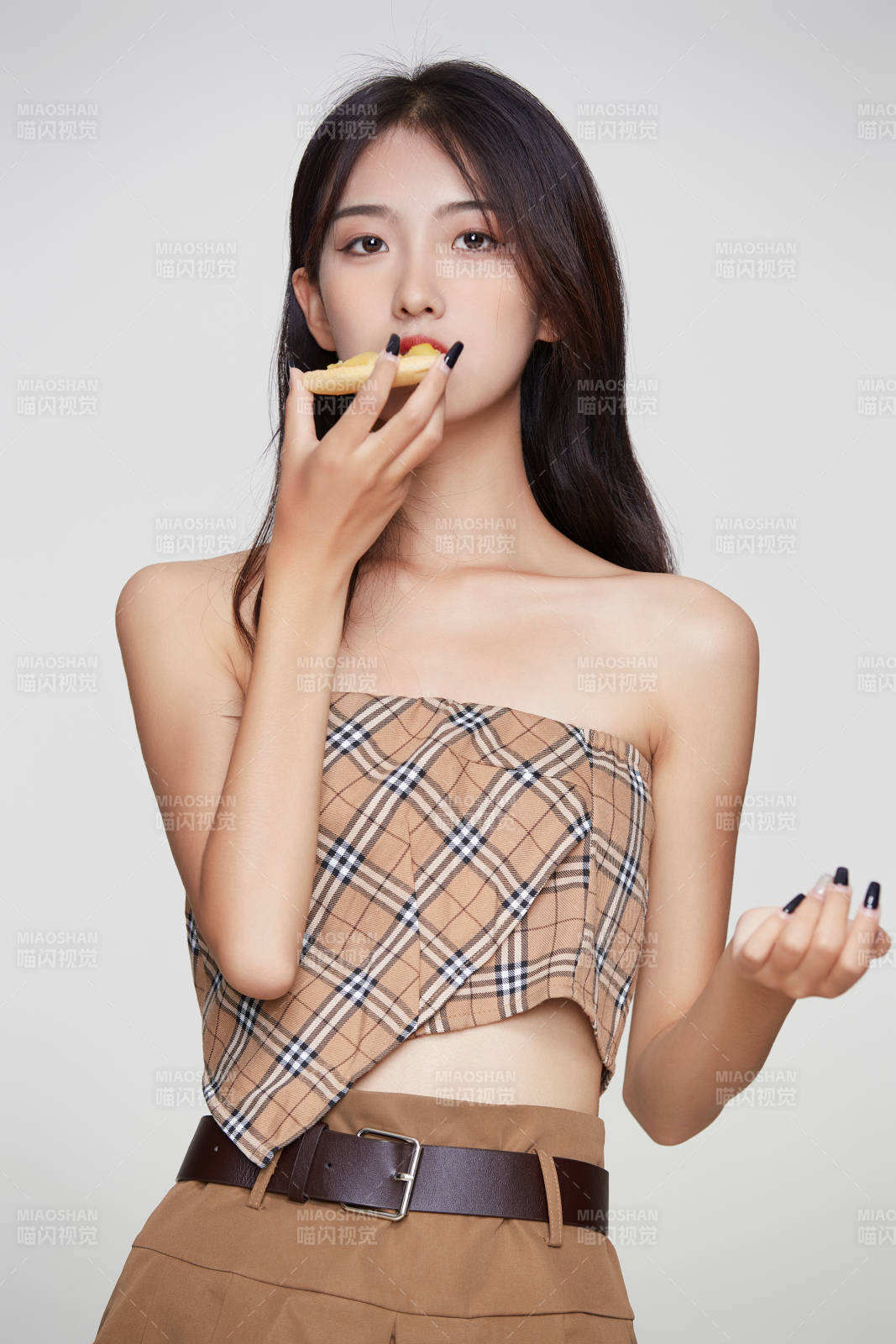 白色背景下吃著美味榴蓮披薩的可愛少女