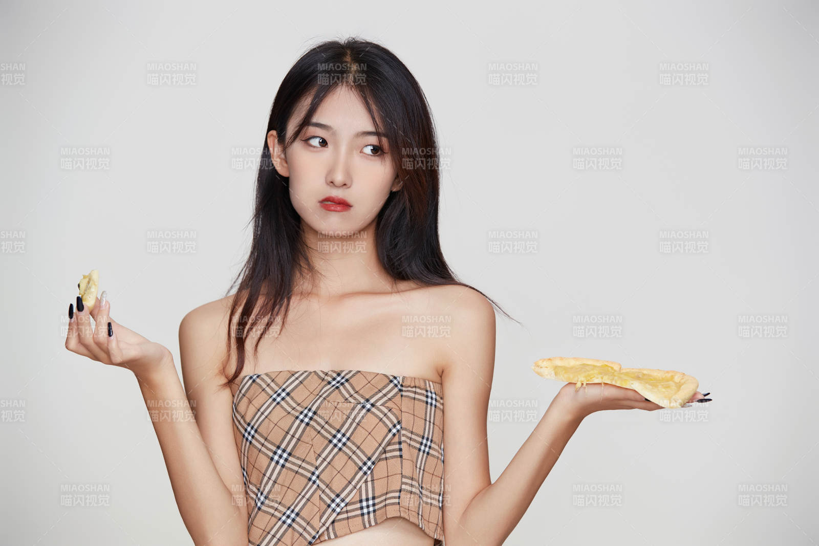 白色背景下吃著美味榴蓮披薩的可愛少女