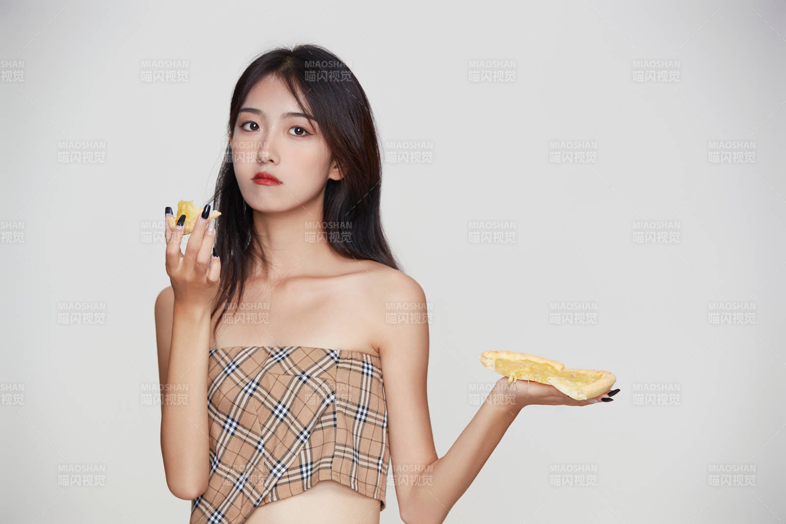 白色背景下吃著美味榴蓮披薩的可愛(ài)少女