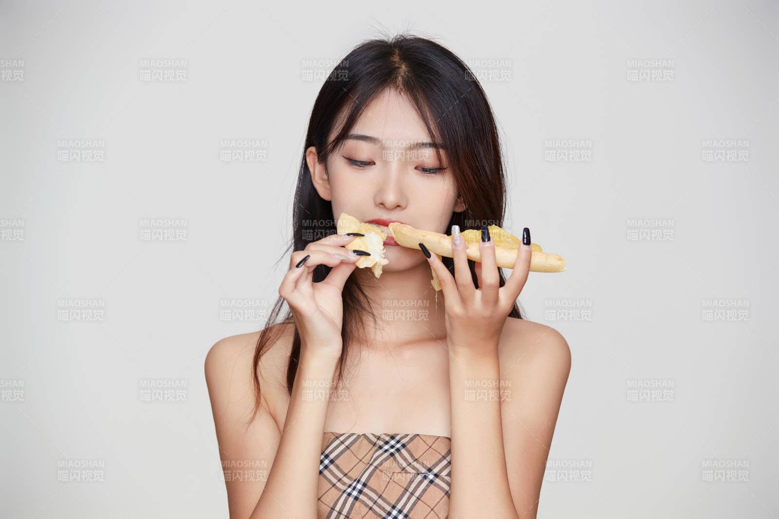 白色背景下吃着美味榴莲披萨的可爱少女