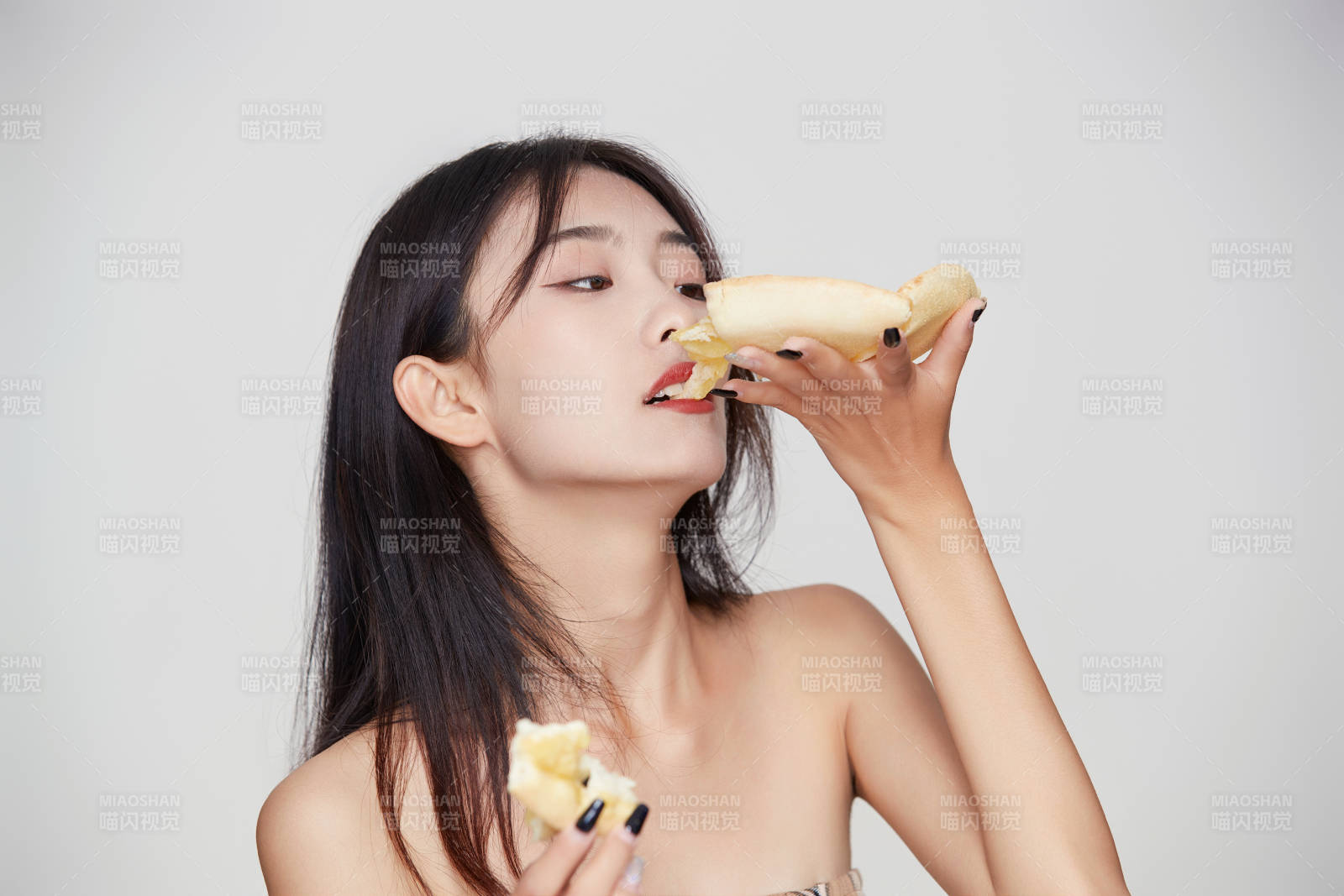 白色背景下吃著美味榴蓮披薩的可愛少女