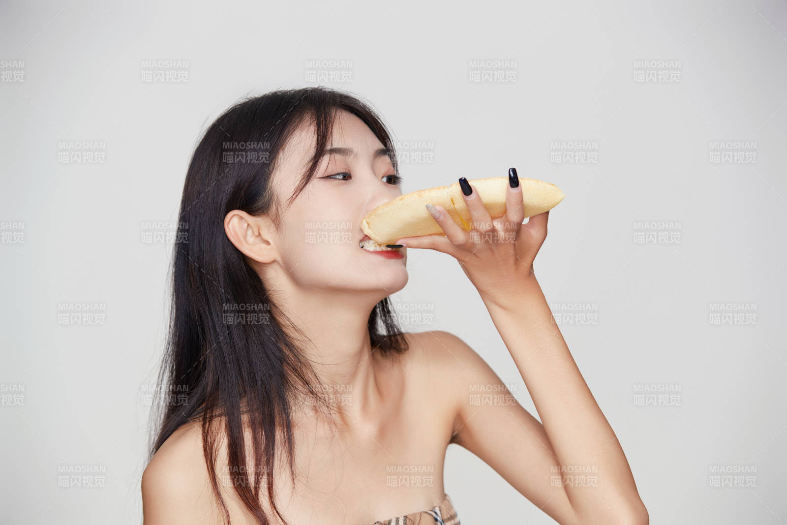 白色背景下吃著美味榴蓮披薩的可愛(ài)少女