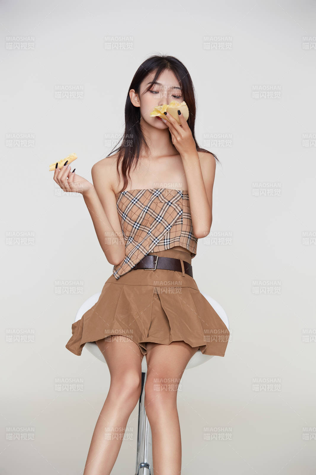 白色背景下吃著美味榴蓮披薩的可愛(ài)少女