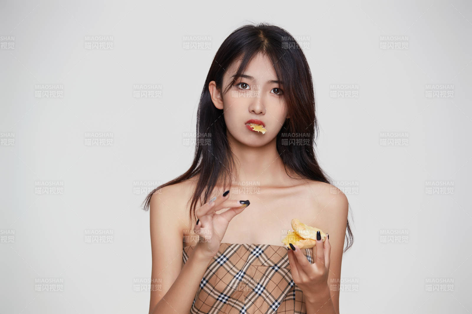 白色背景下吃着美味榴莲披萨的可爱少女