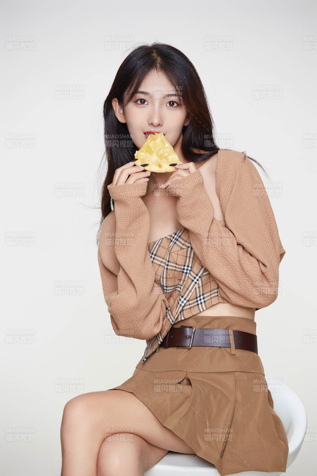 白色背景下吃著美味榴蓮披薩的可愛少女