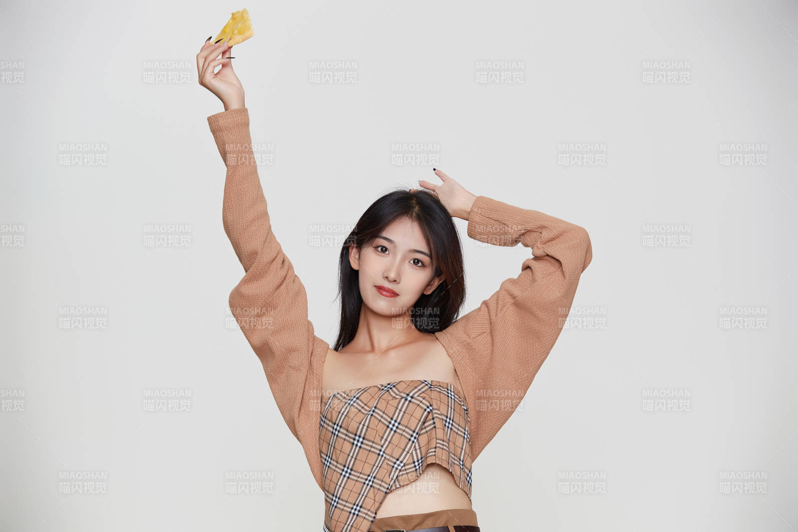 白色背景下吃著美味榴蓮披薩的可愛少女