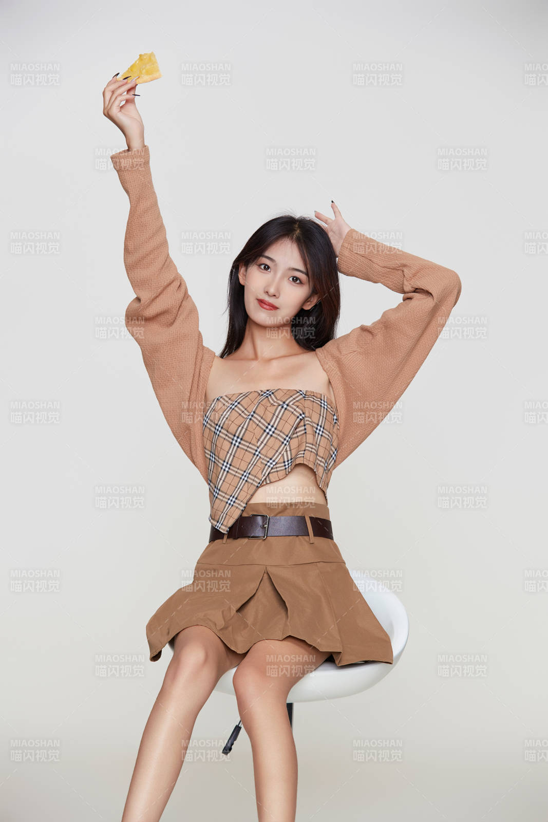 白色背景下吃著美味榴蓮披薩的可愛少女