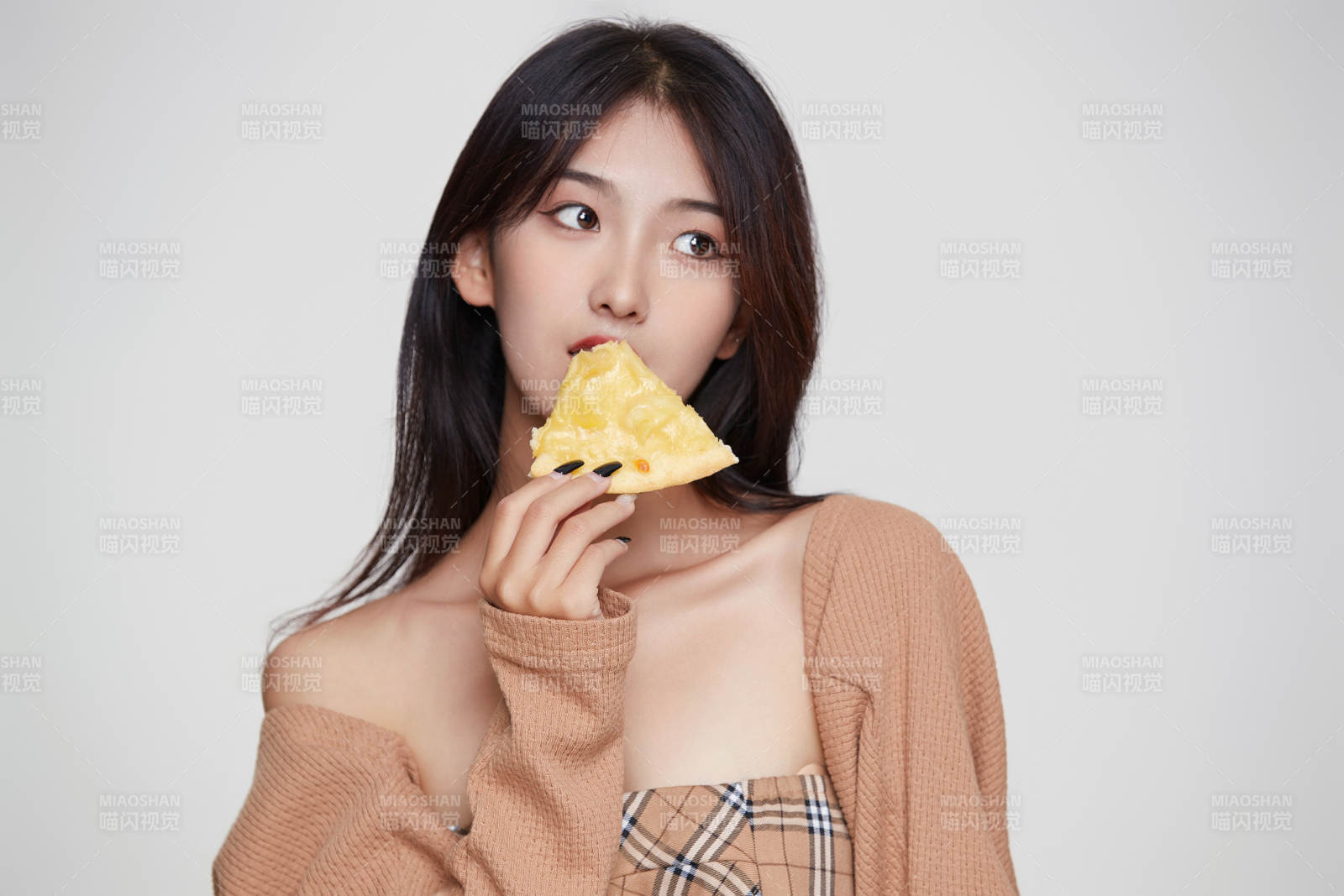 白色背景下吃着美味榴莲披萨的可爱少女