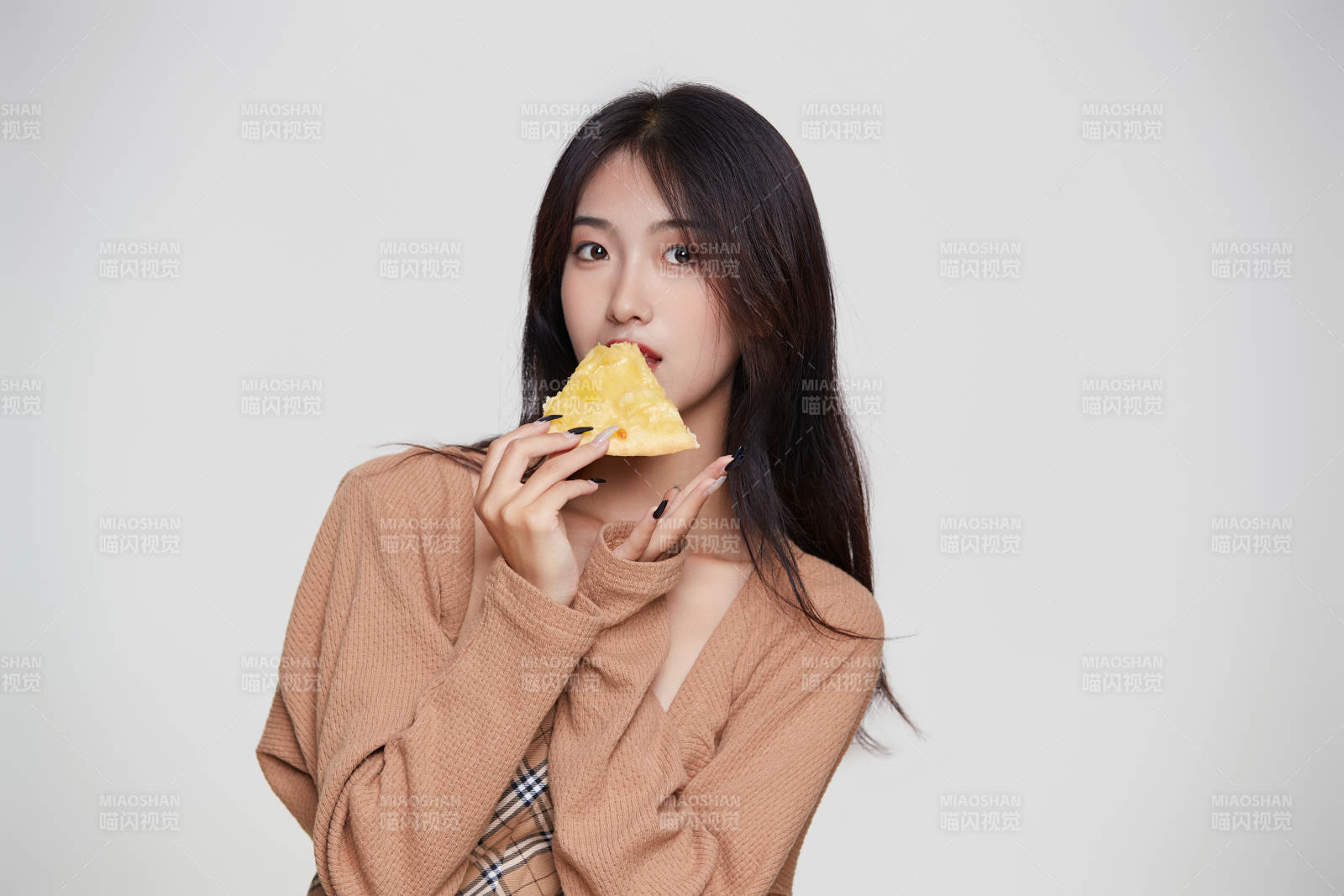 白色背景下吃著美味榴蓮披薩的可愛少女