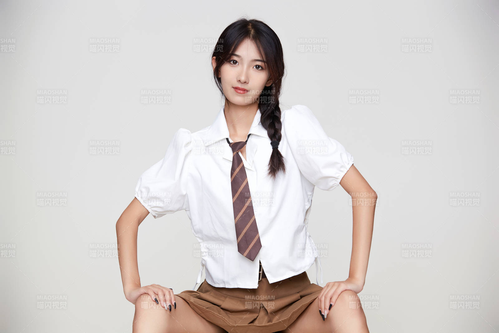 身穿高中制服的美麗少女