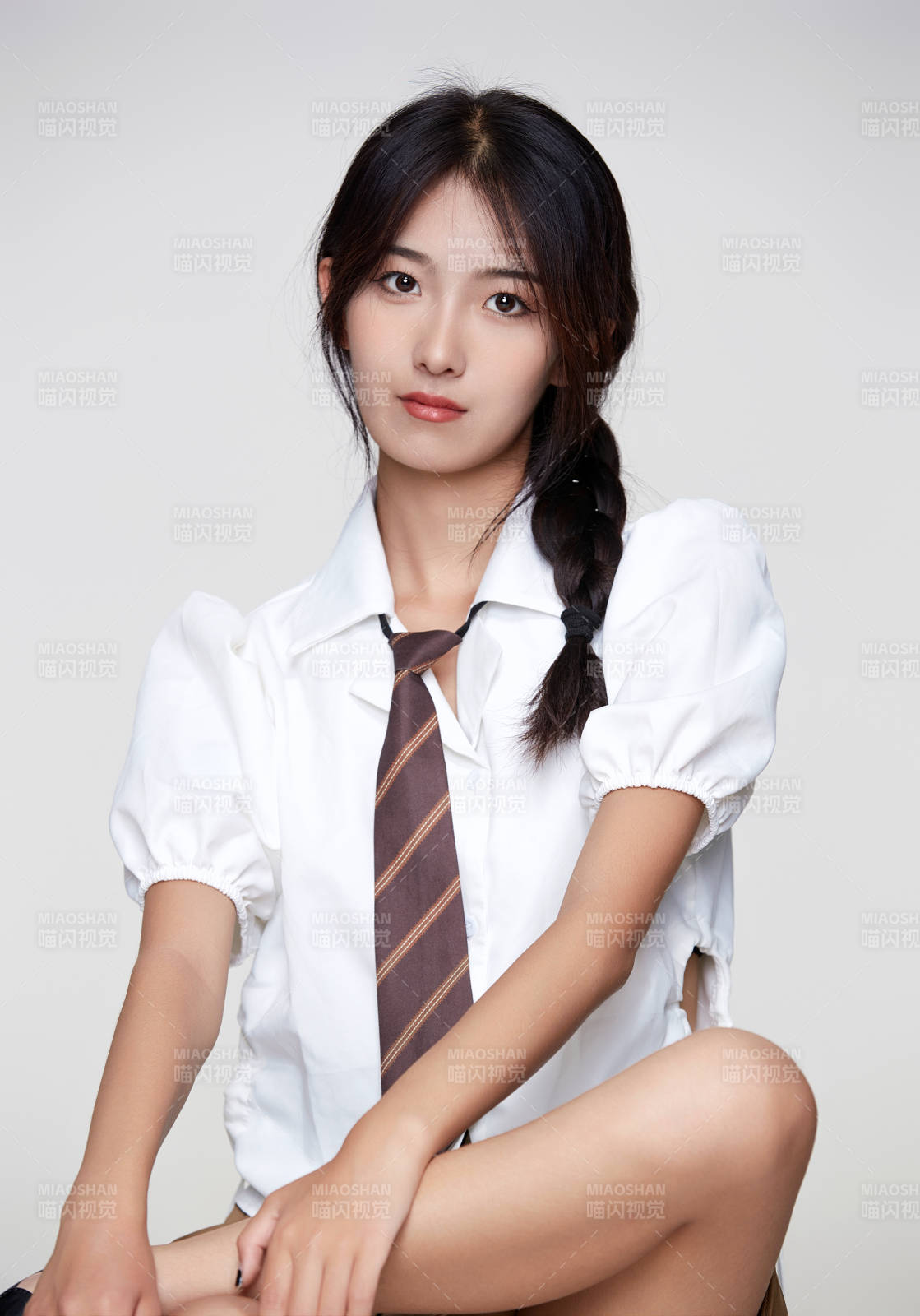 身穿高中制服的美麗少女