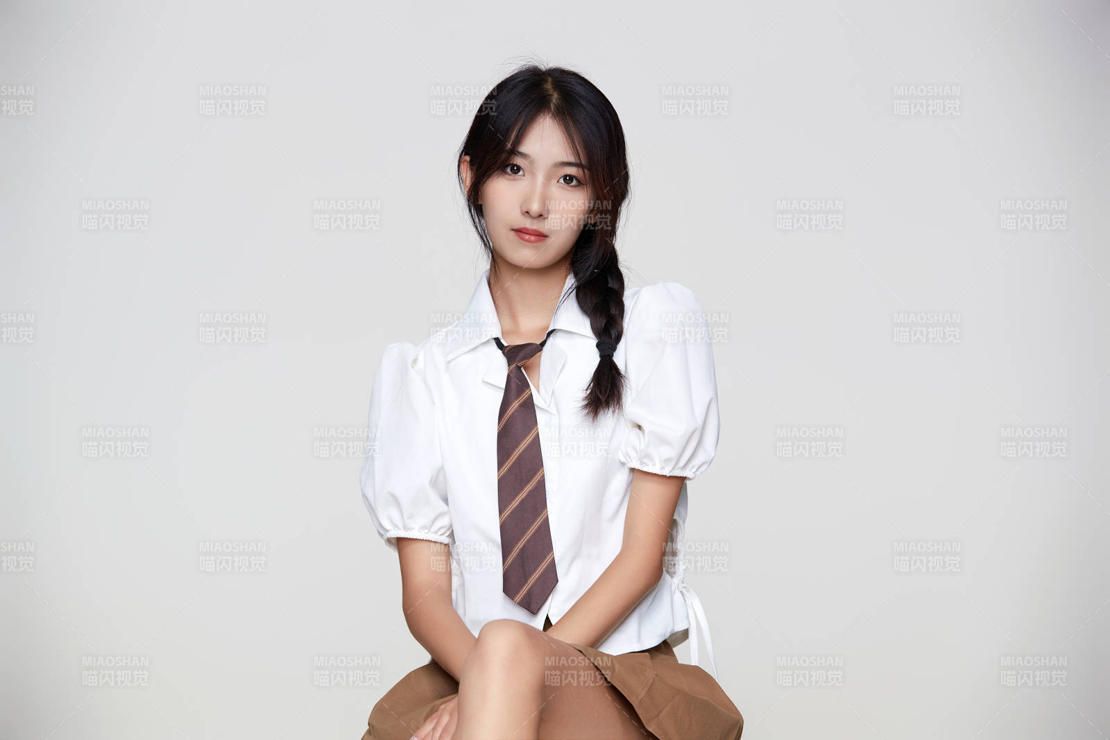 身穿高中制服的美麗少女