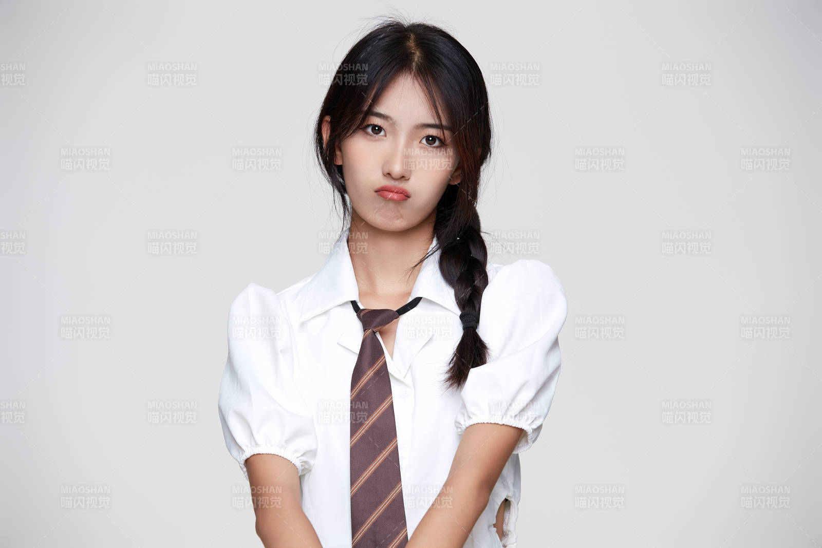 身穿高中制服的美麗少女