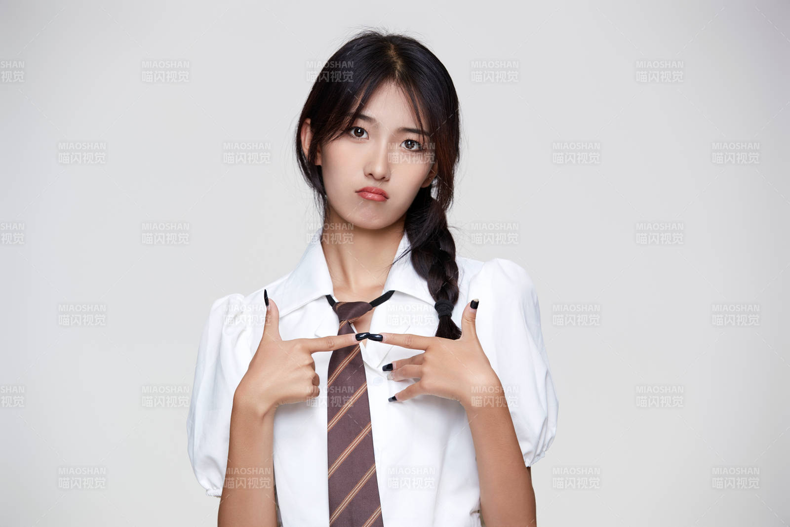 身穿高中制服的美麗少女