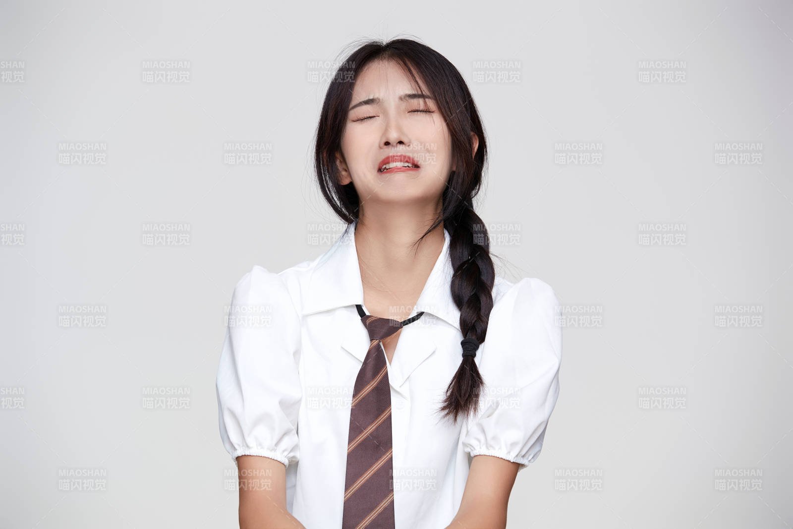 身穿高中制服的美麗少女