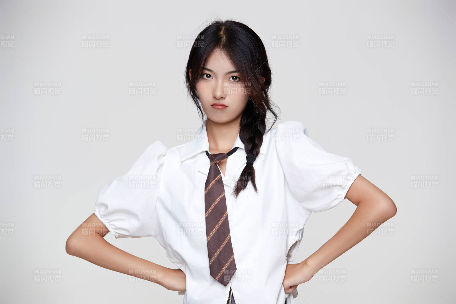 身穿高中制服的美麗少女