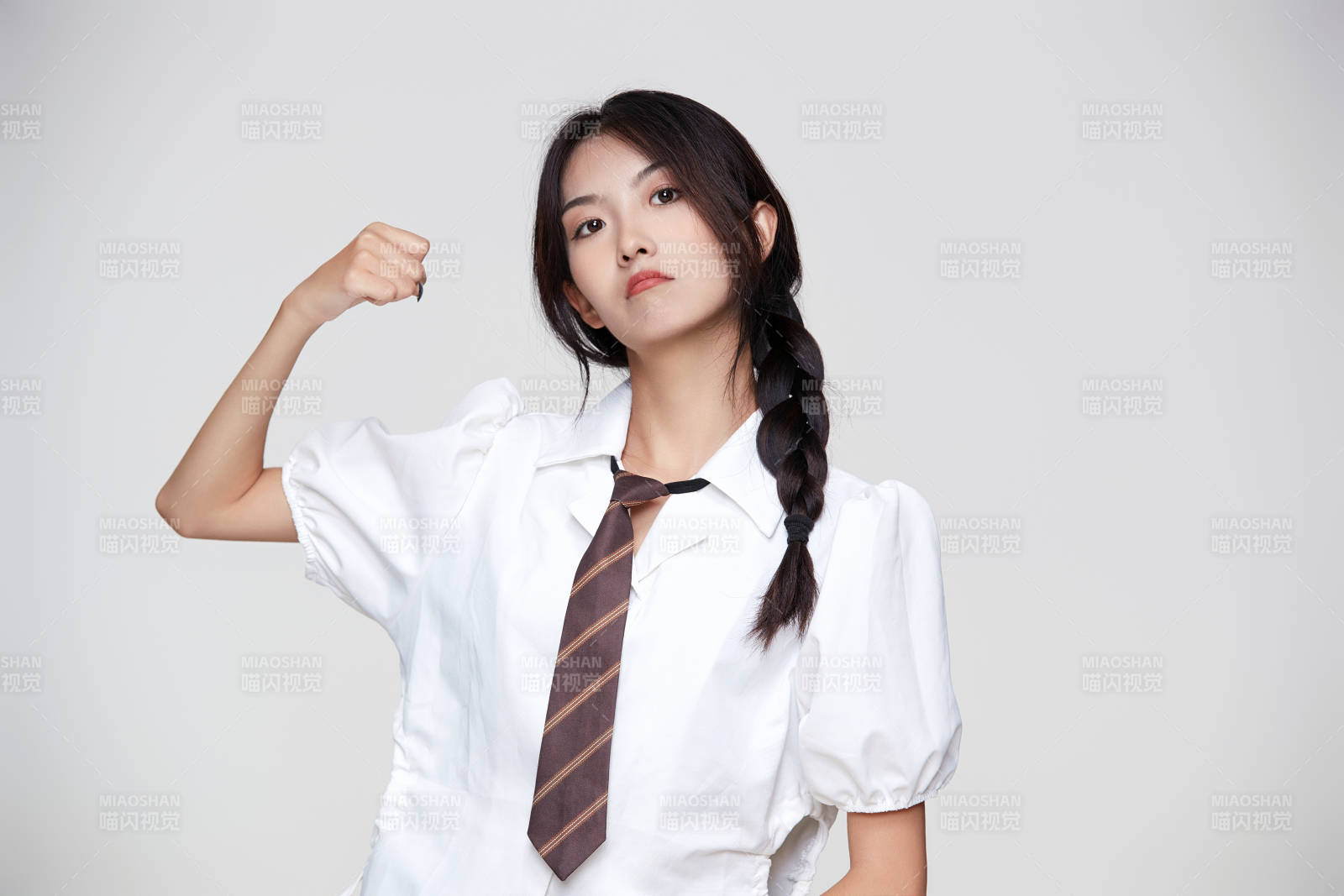 身穿高中制服的美麗少女