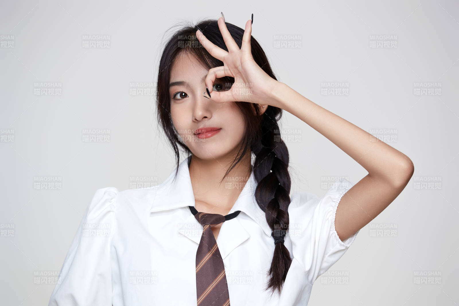 身穿高中制服的美麗少女