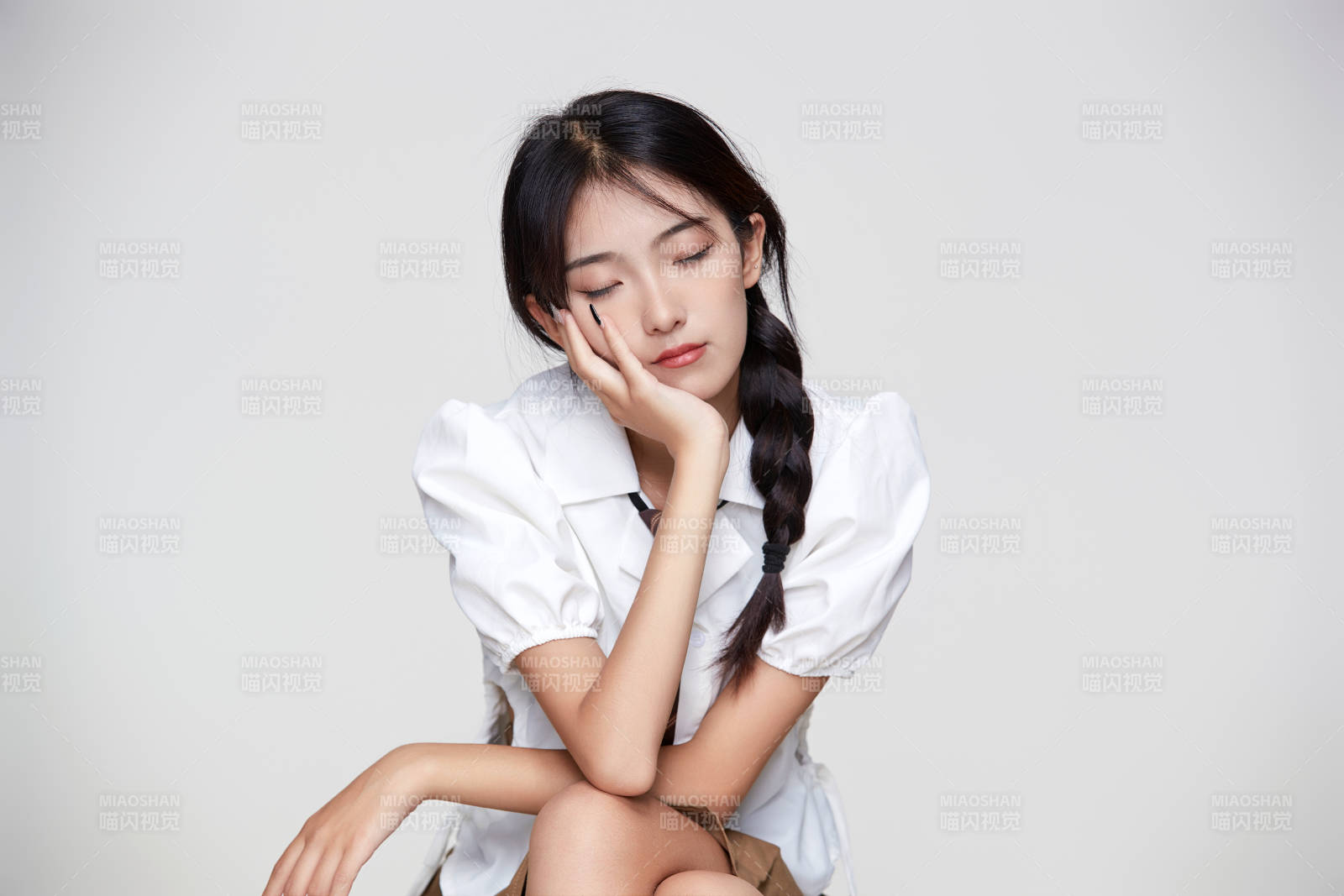 身穿高中制服的美麗少女