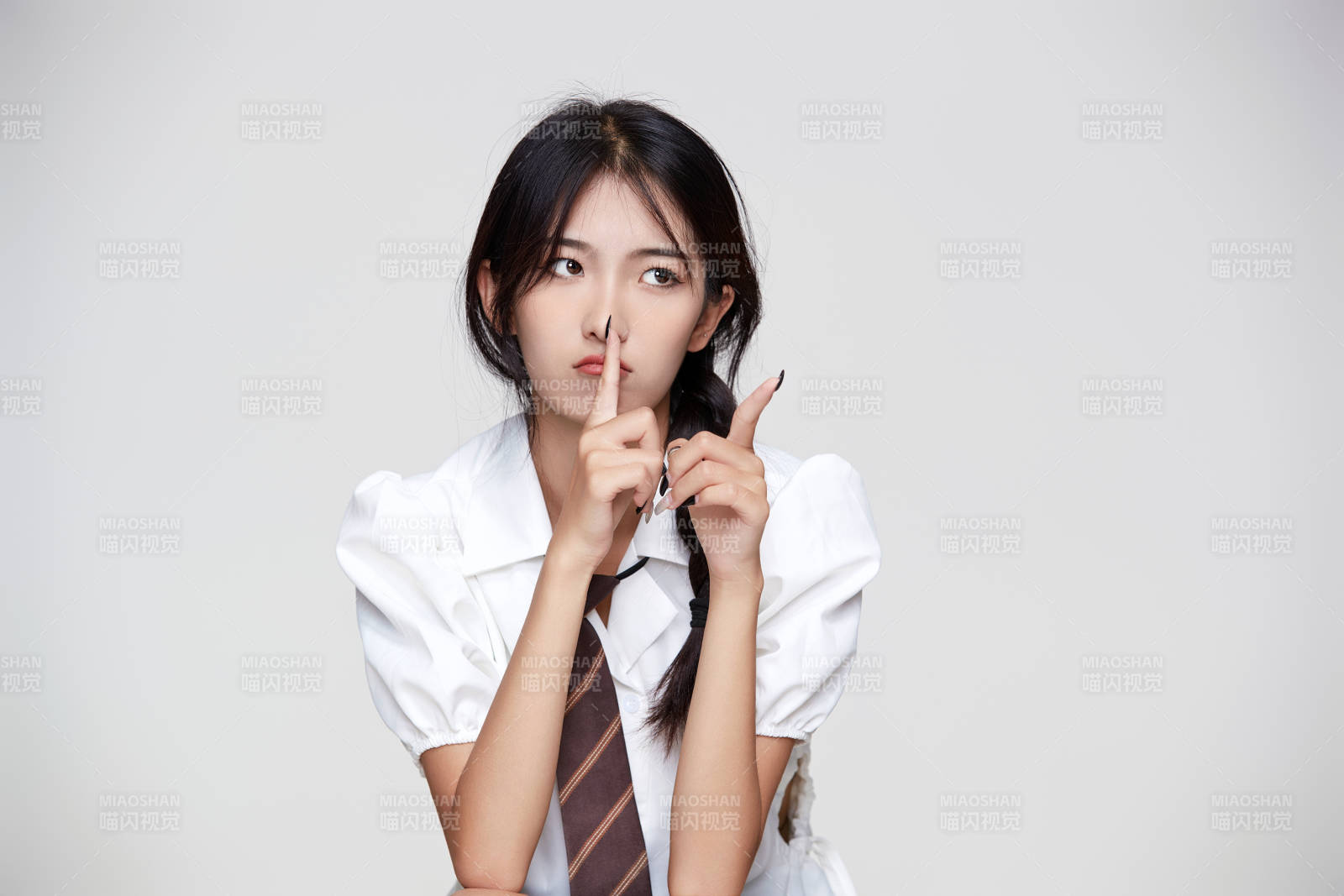 身穿高中制服的美麗少女