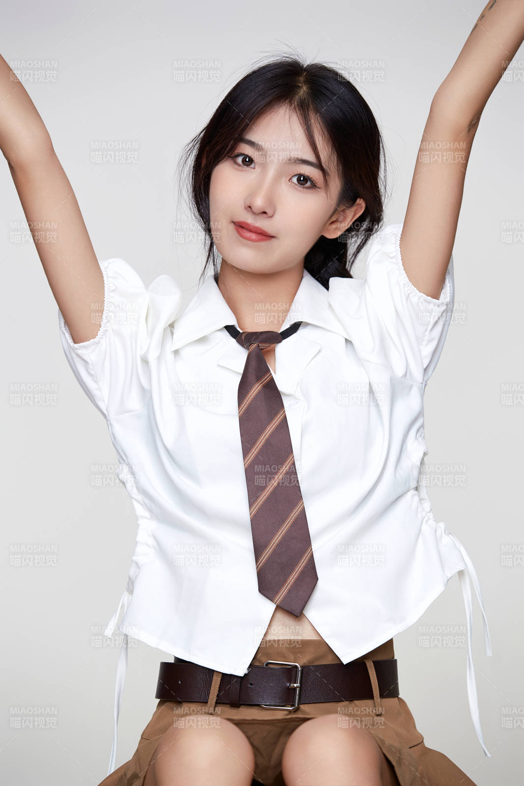 身穿高中制服的美麗少女