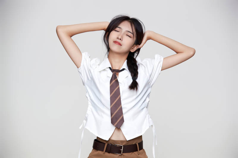 身穿高中制服的美丽少女