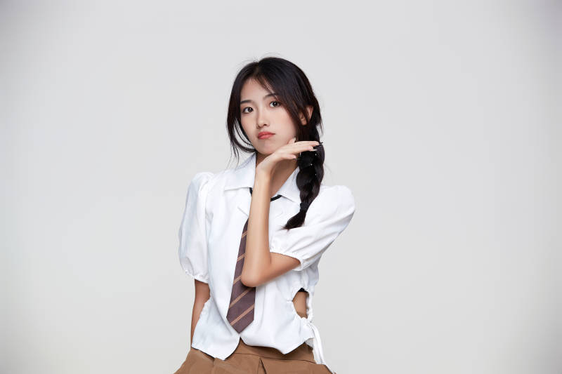 身穿高中制服的美丽少女