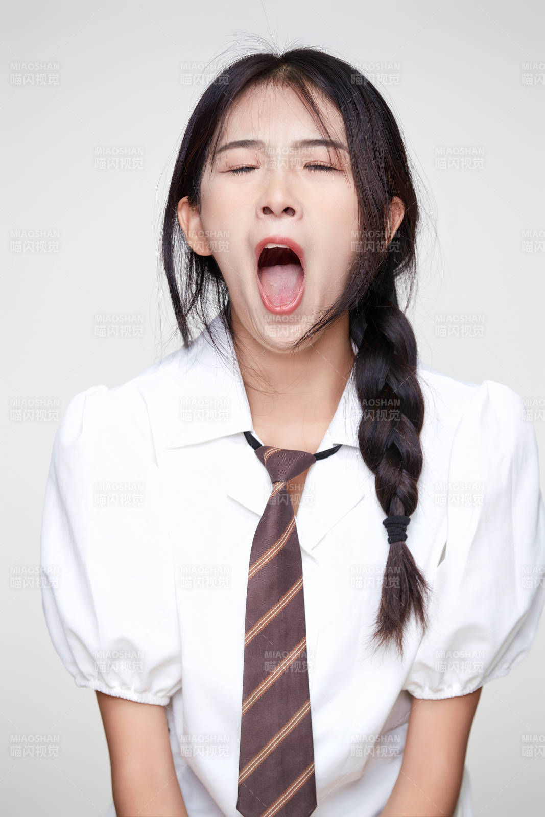 身穿高中制服的美麗少女