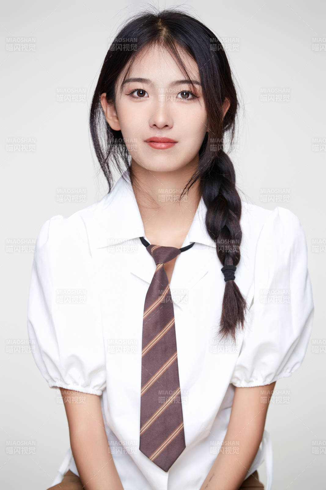 身穿高中制服的美麗少女