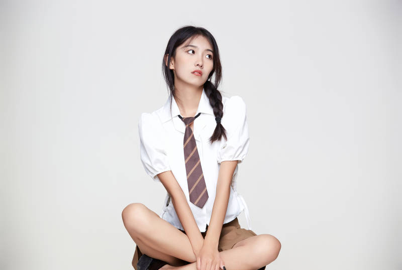 身穿高中制服的美丽少女