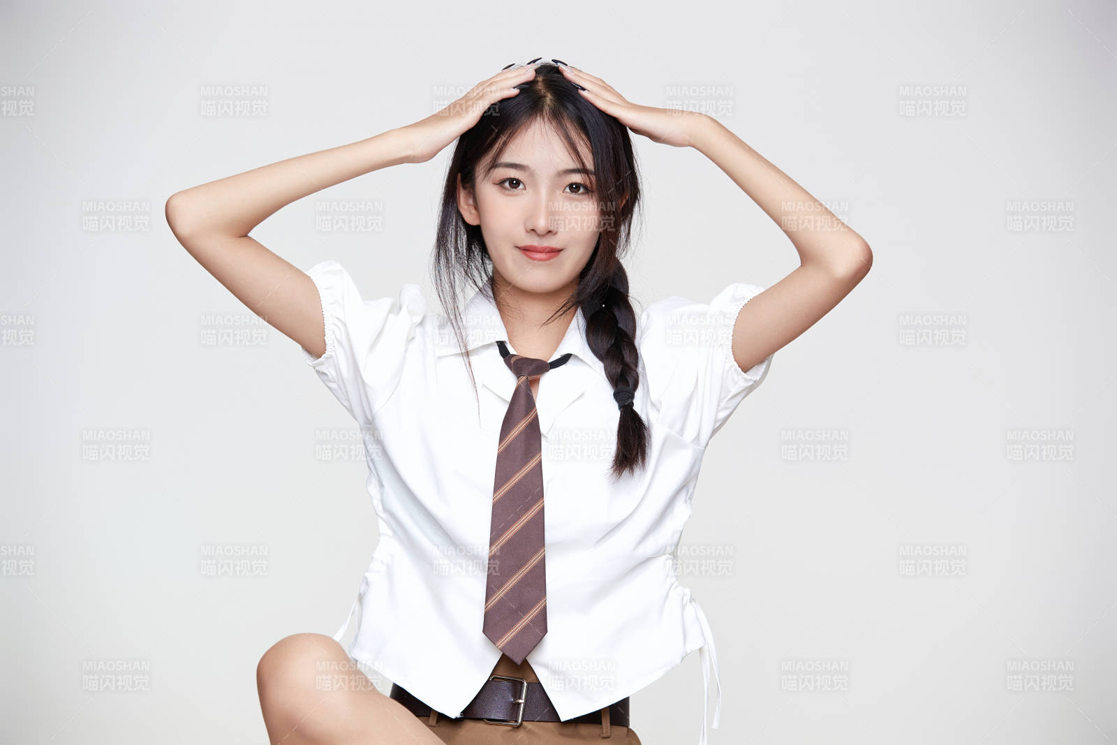 身穿高中制服的美麗少女