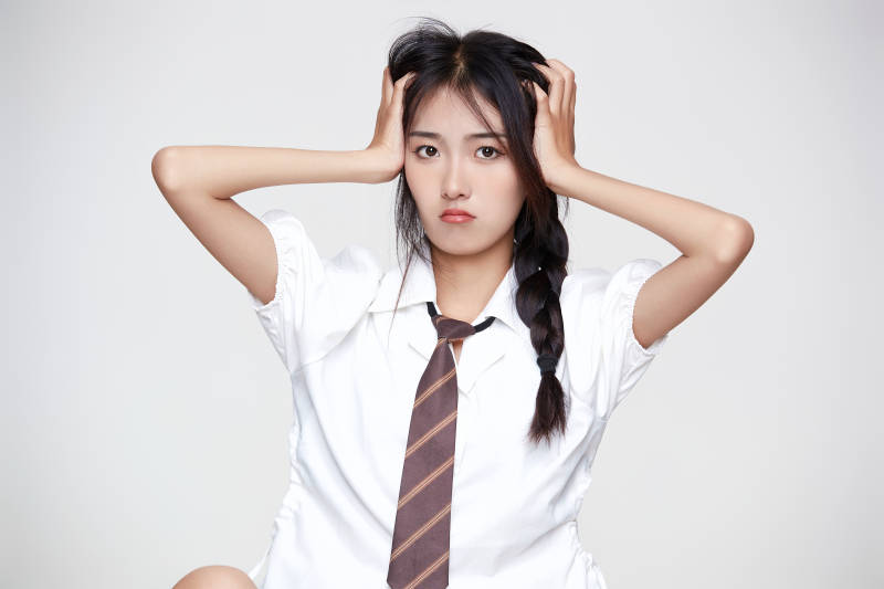 身穿高中制服的美丽少女