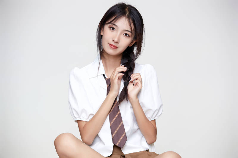 身穿高中制服的美丽少女