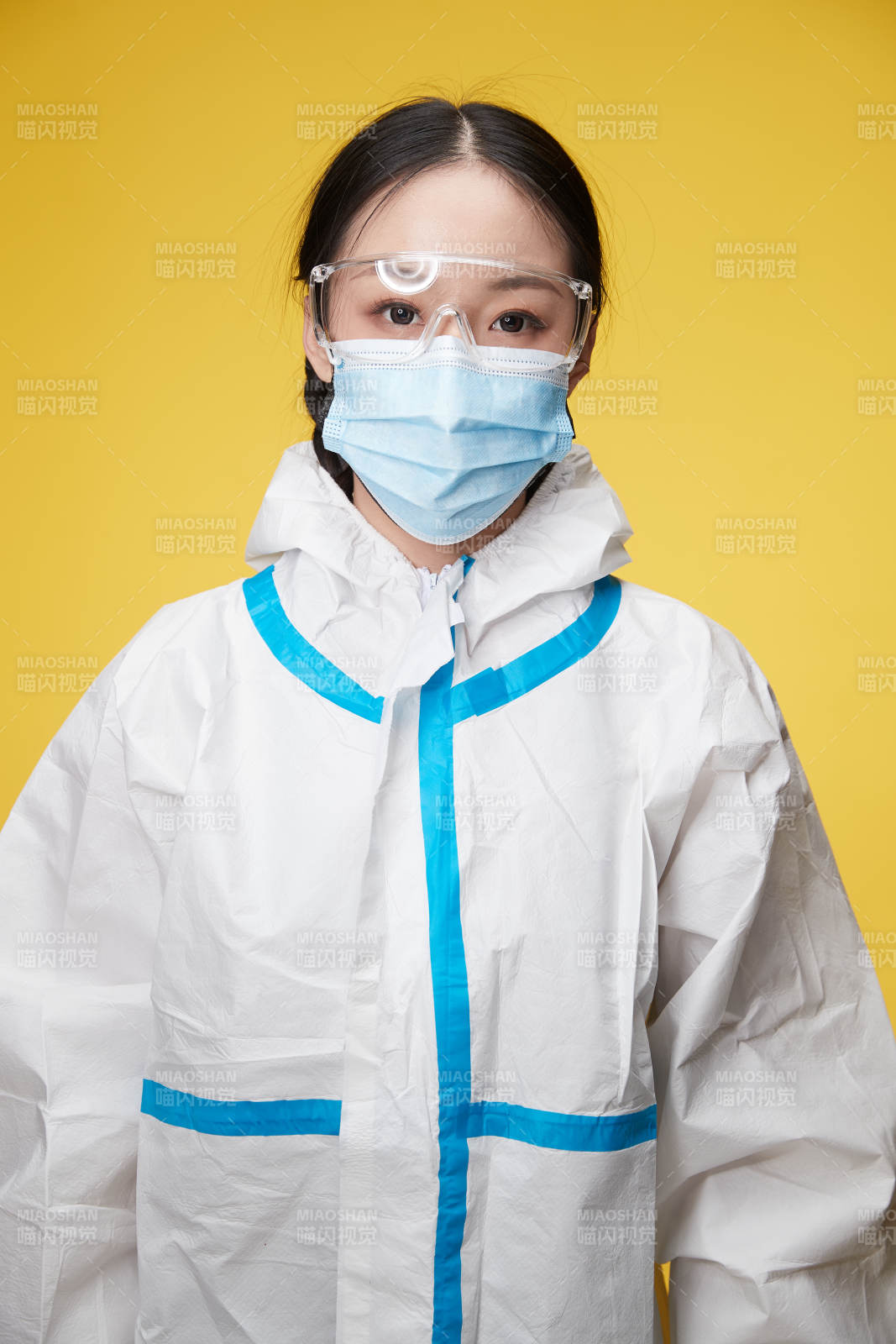 穿白色防護服佩戴護目鏡口罩的防疫人員