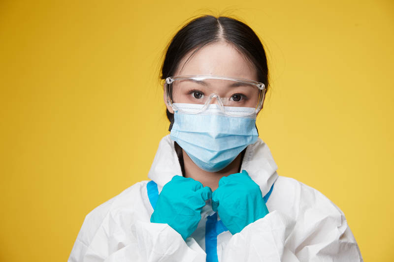 穿白色防护服佩戴护目镜口罩的防疫人员