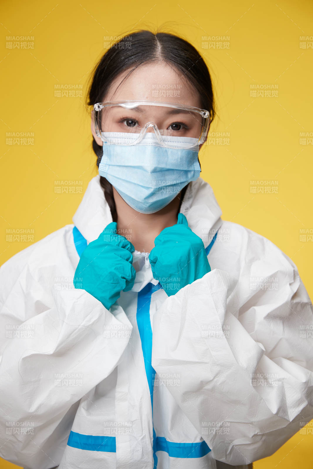 穿白色防護服佩戴護目鏡口罩的防疫人員