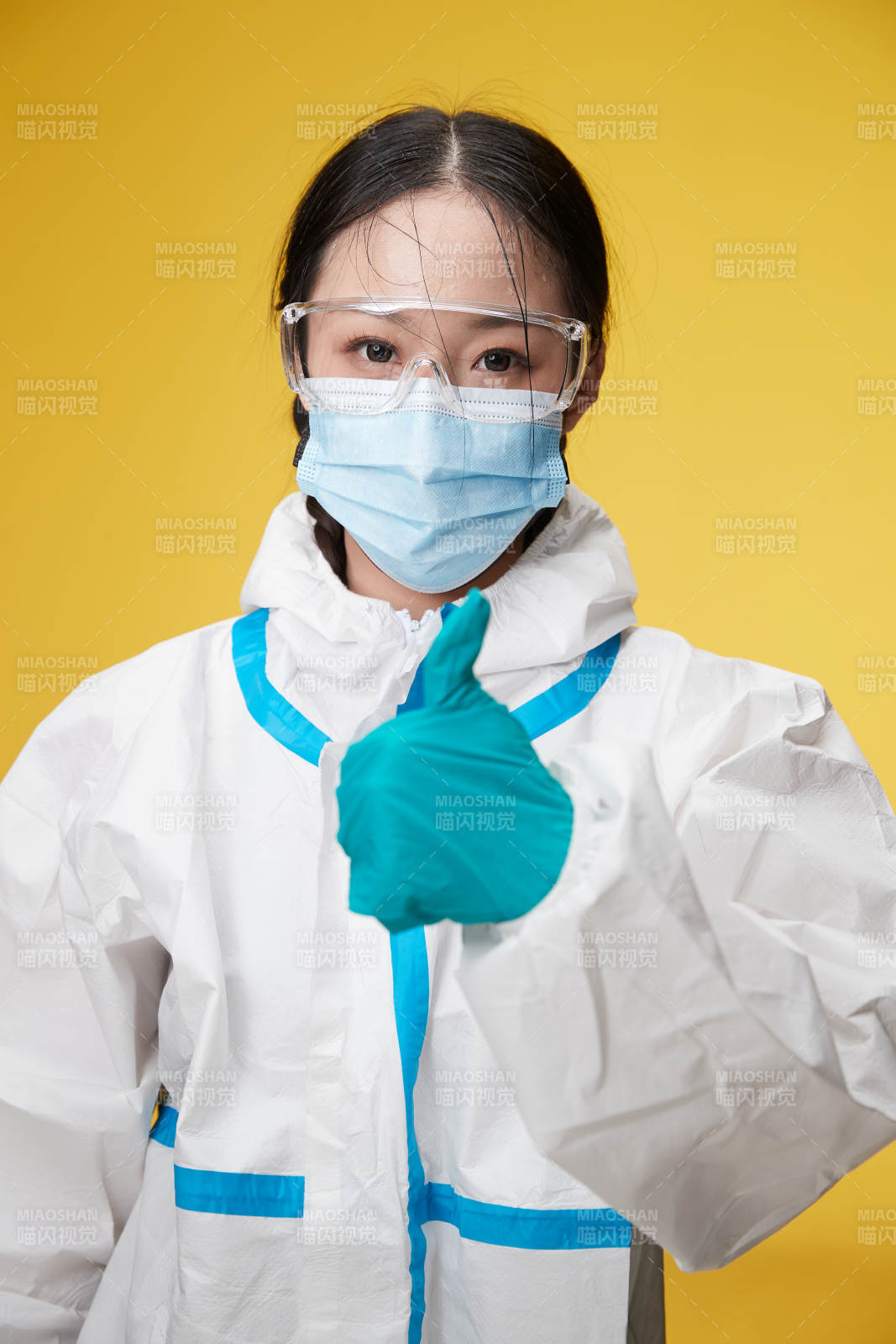 穿白色防護服佩戴護目鏡口罩的防疫人員