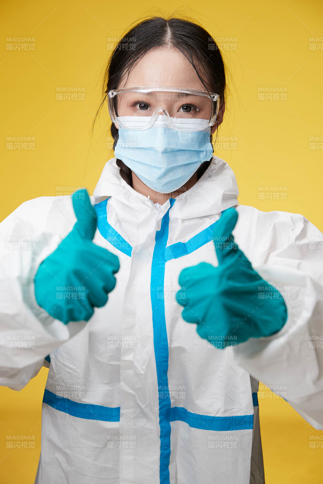 穿白色防護(hù)服佩戴護(hù)目鏡口罩的防疫人員