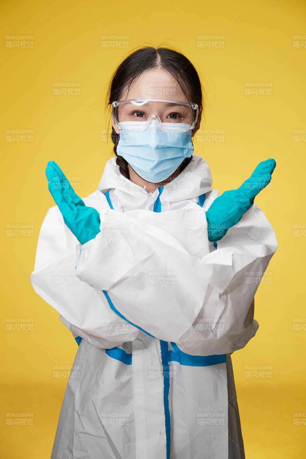 穿白色防護(hù)服佩戴護(hù)目鏡口罩的防疫人員