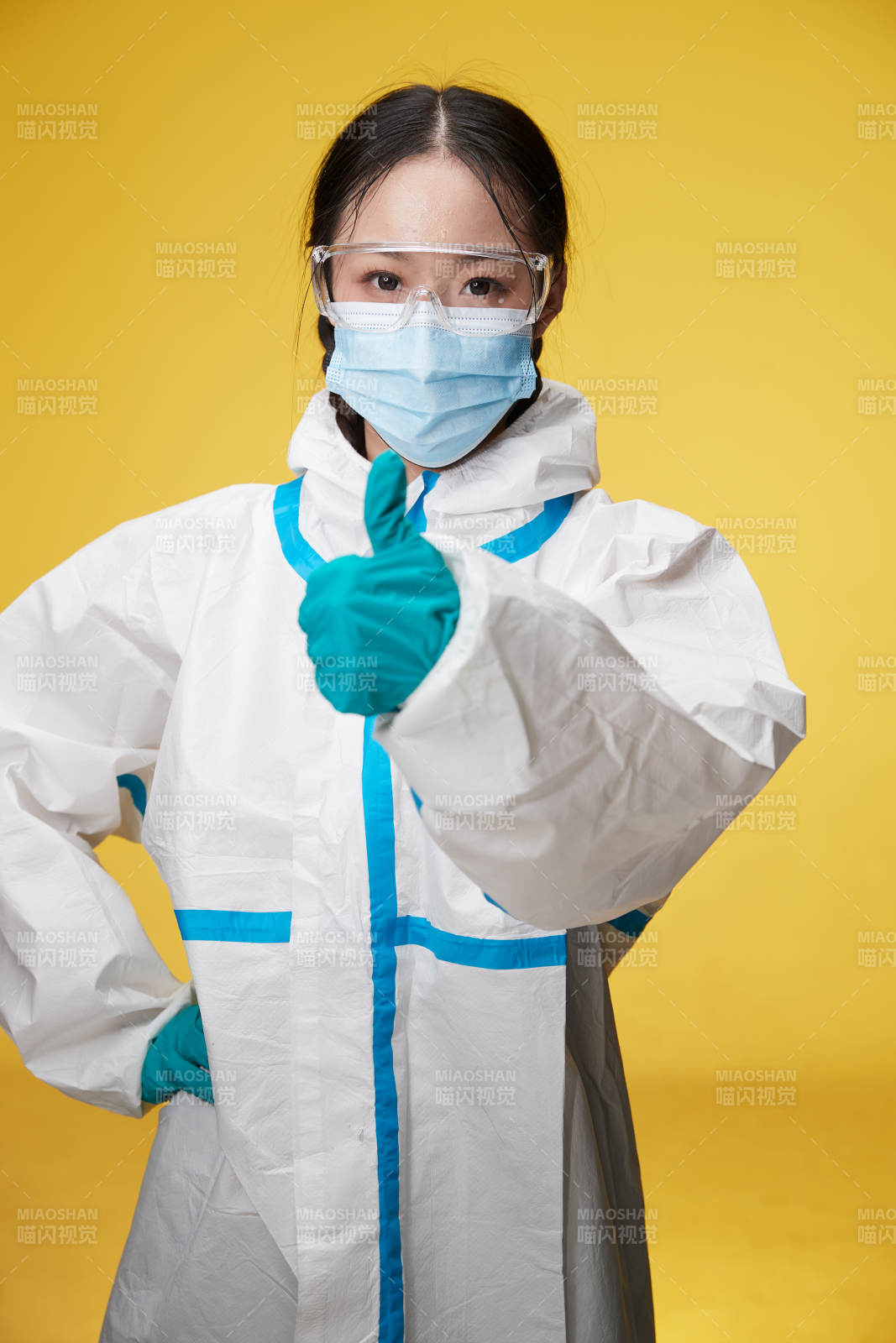 穿白色防護服佩戴護目鏡口罩的防疫人員