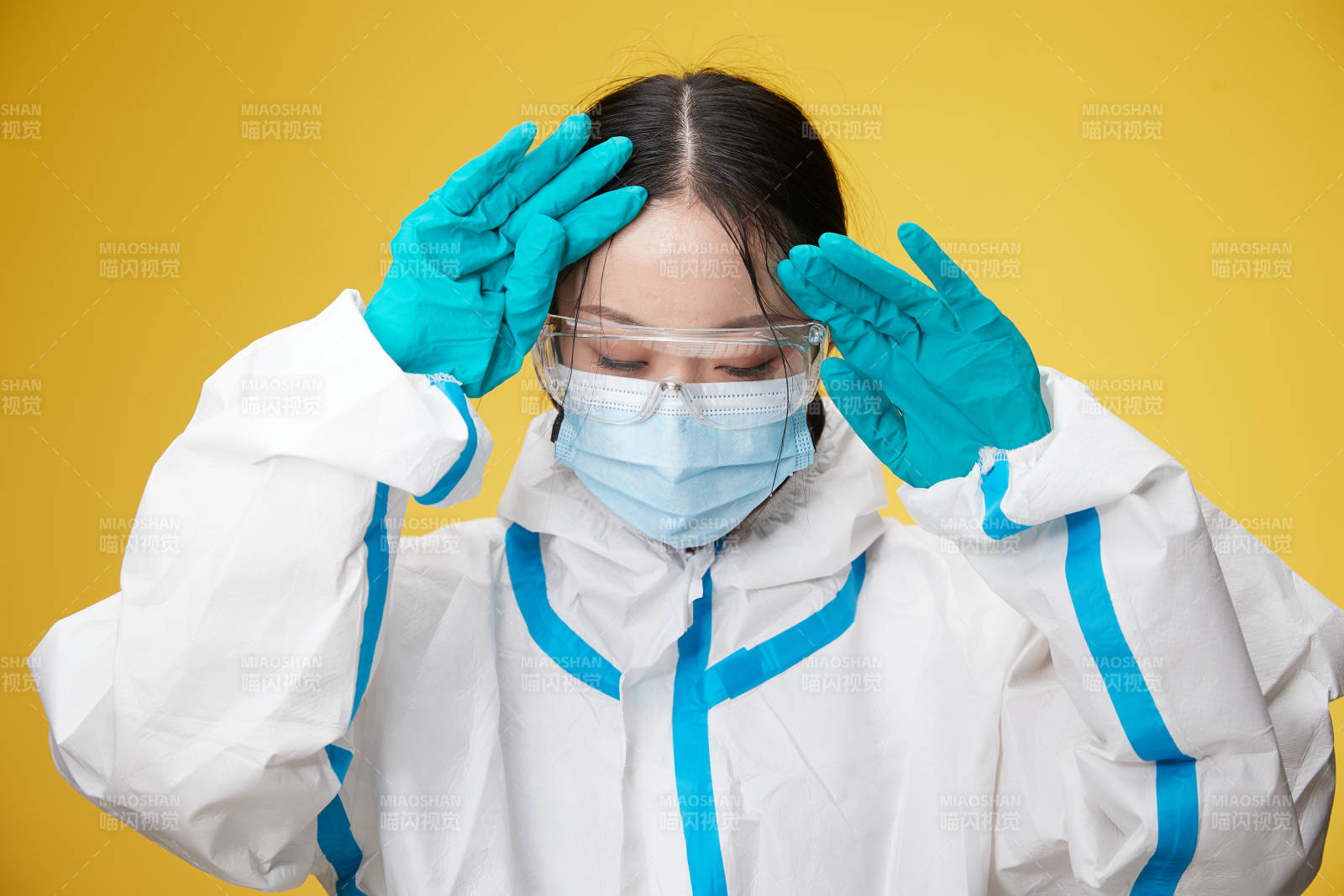 穿白色防護服佩戴護目鏡口罩的防疫人員