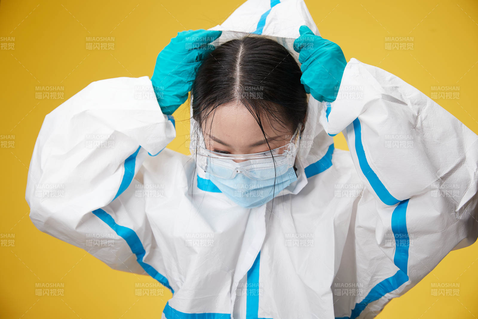 穿白色防護服佩戴護目鏡口罩的防疫人員