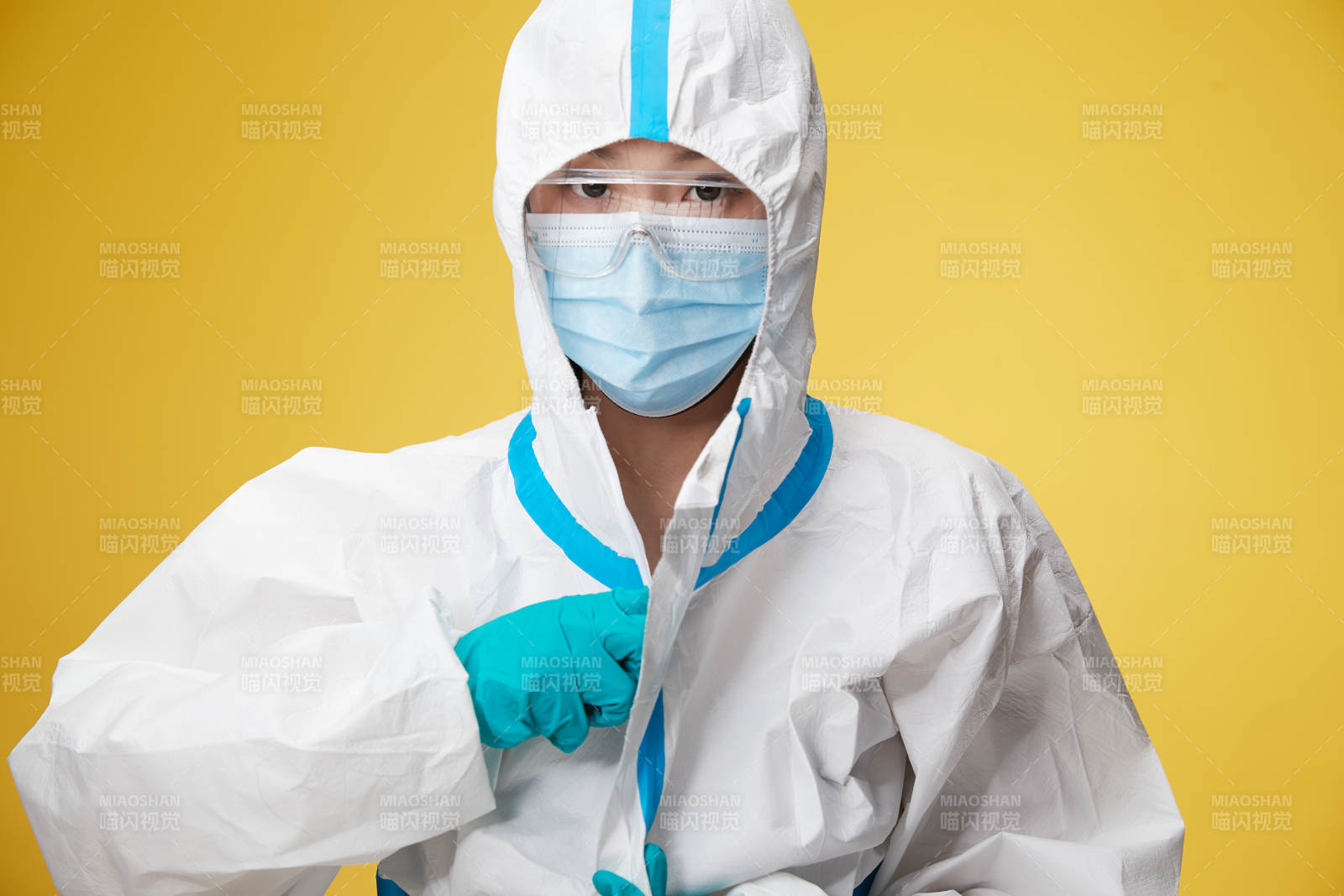 穿白色防護服佩戴護目鏡口罩的防疫人員