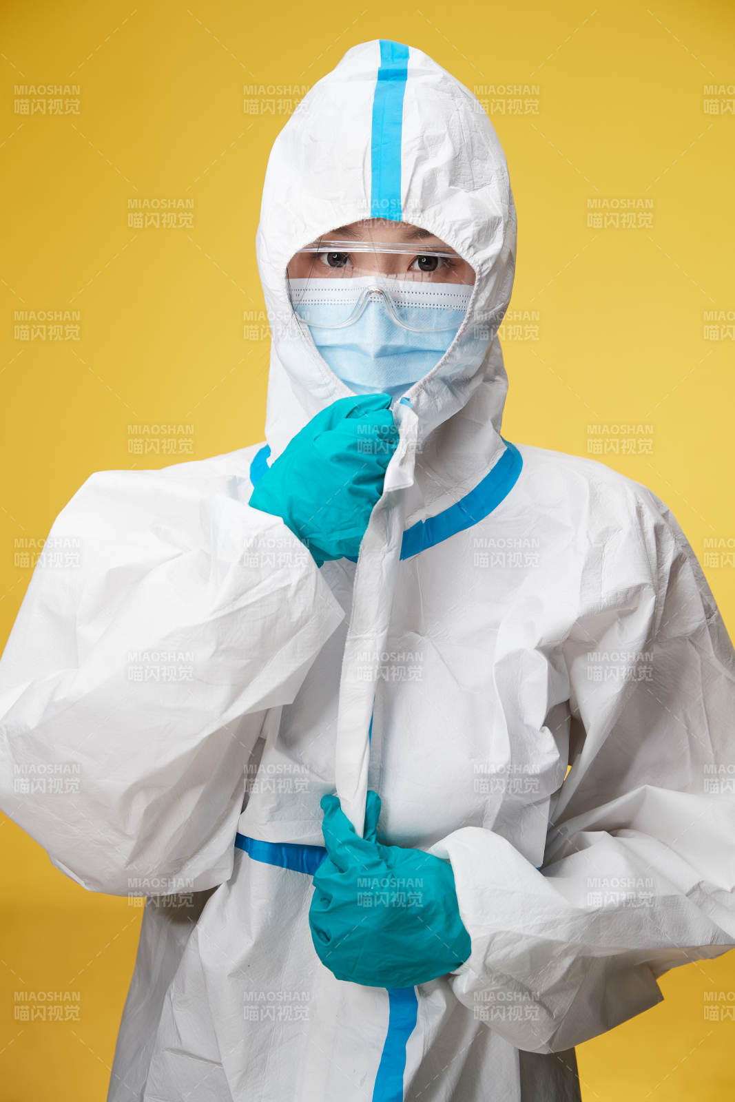 穿白色防護服佩戴護目鏡口罩的防疫人員