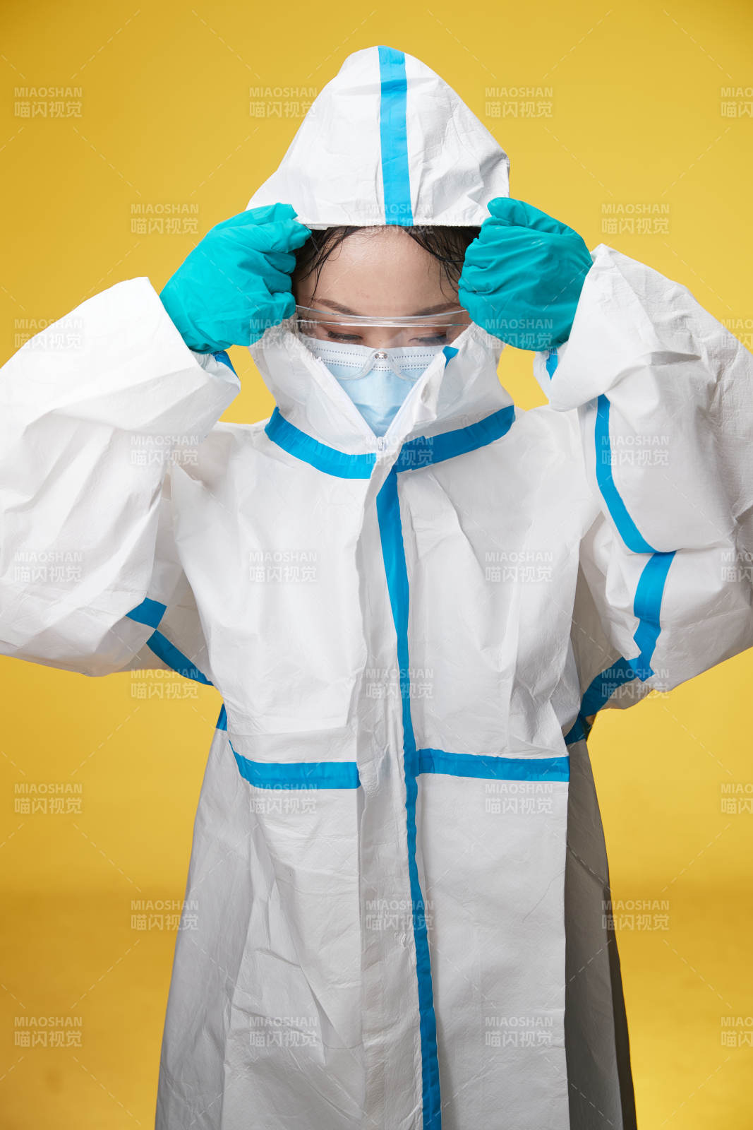 穿白色防護服佩戴護目鏡口罩的防疫人員