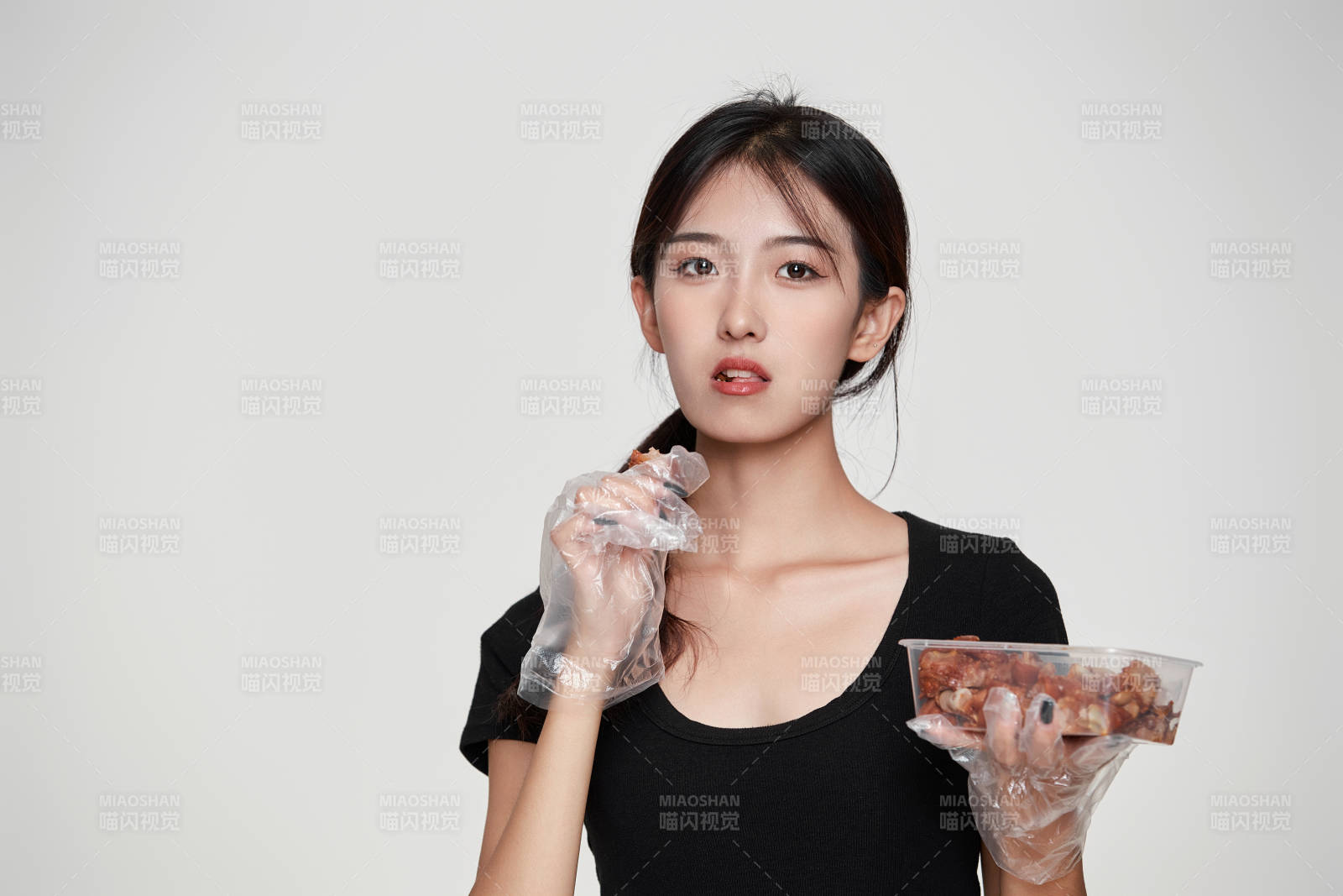 大吃特吃豬蹄塊的亞洲可愛少女人像