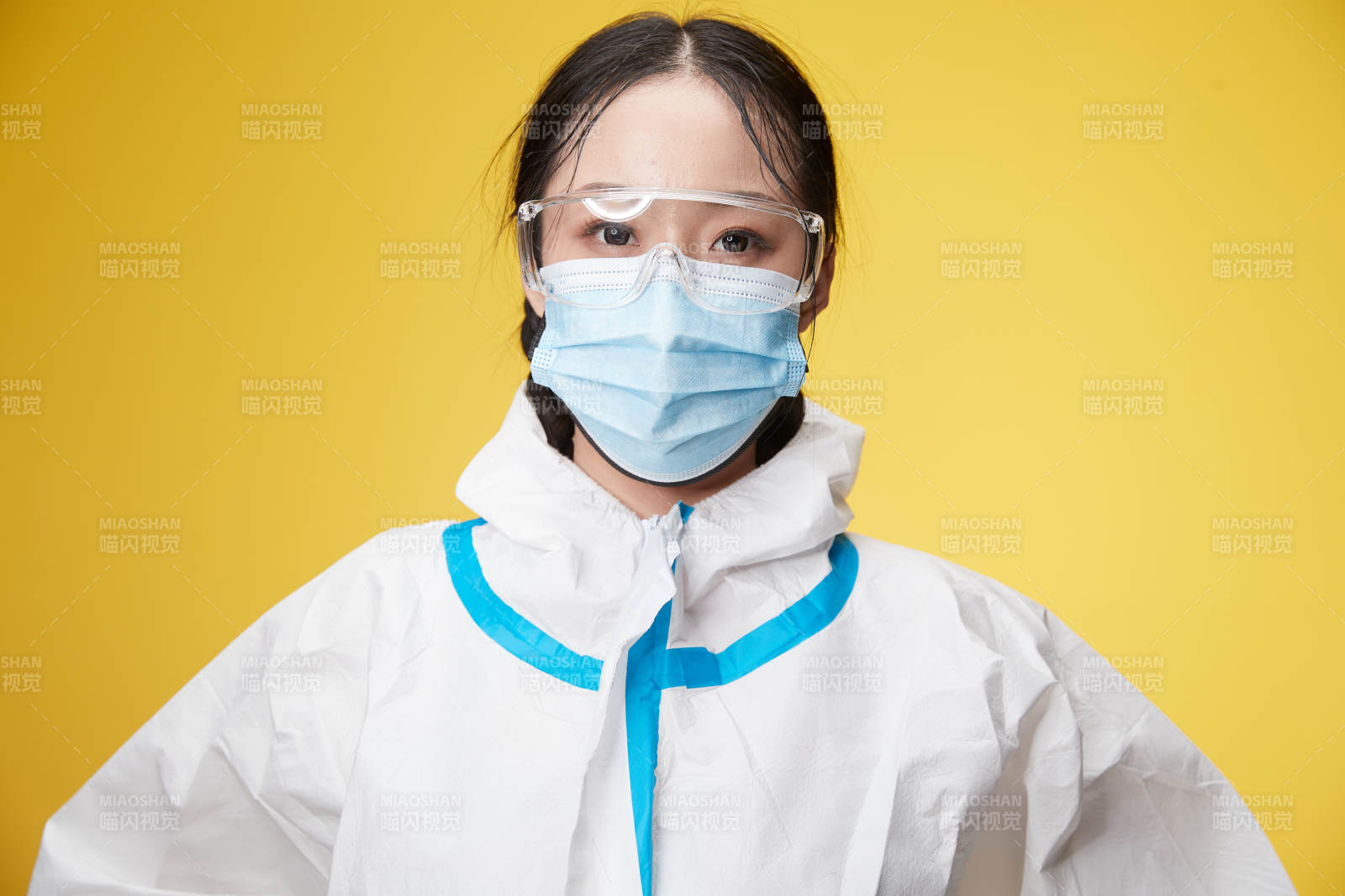 穿白色防護服佩戴護目鏡口罩的防疫人員