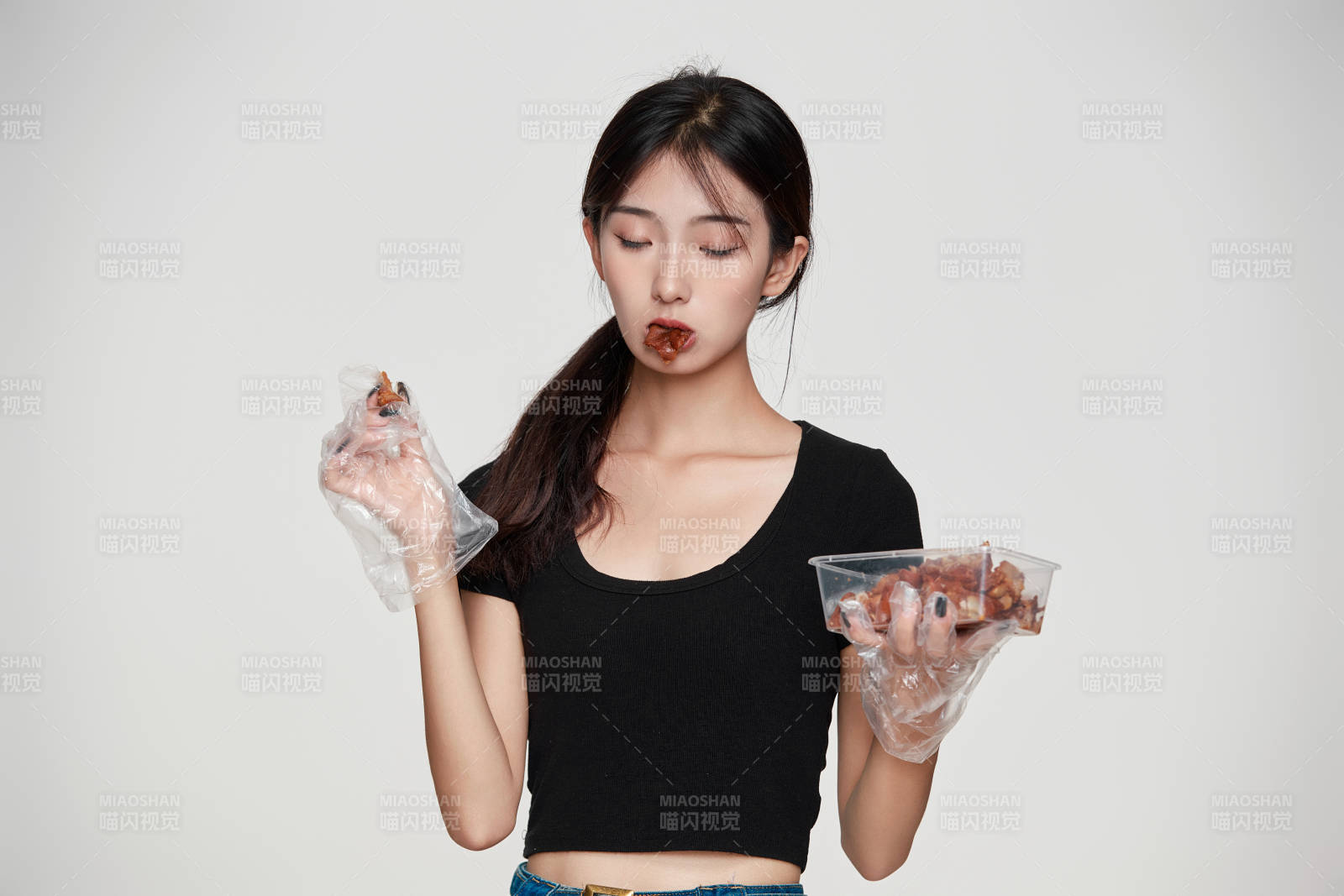 大吃特吃豬蹄塊的亞洲可愛少女人像