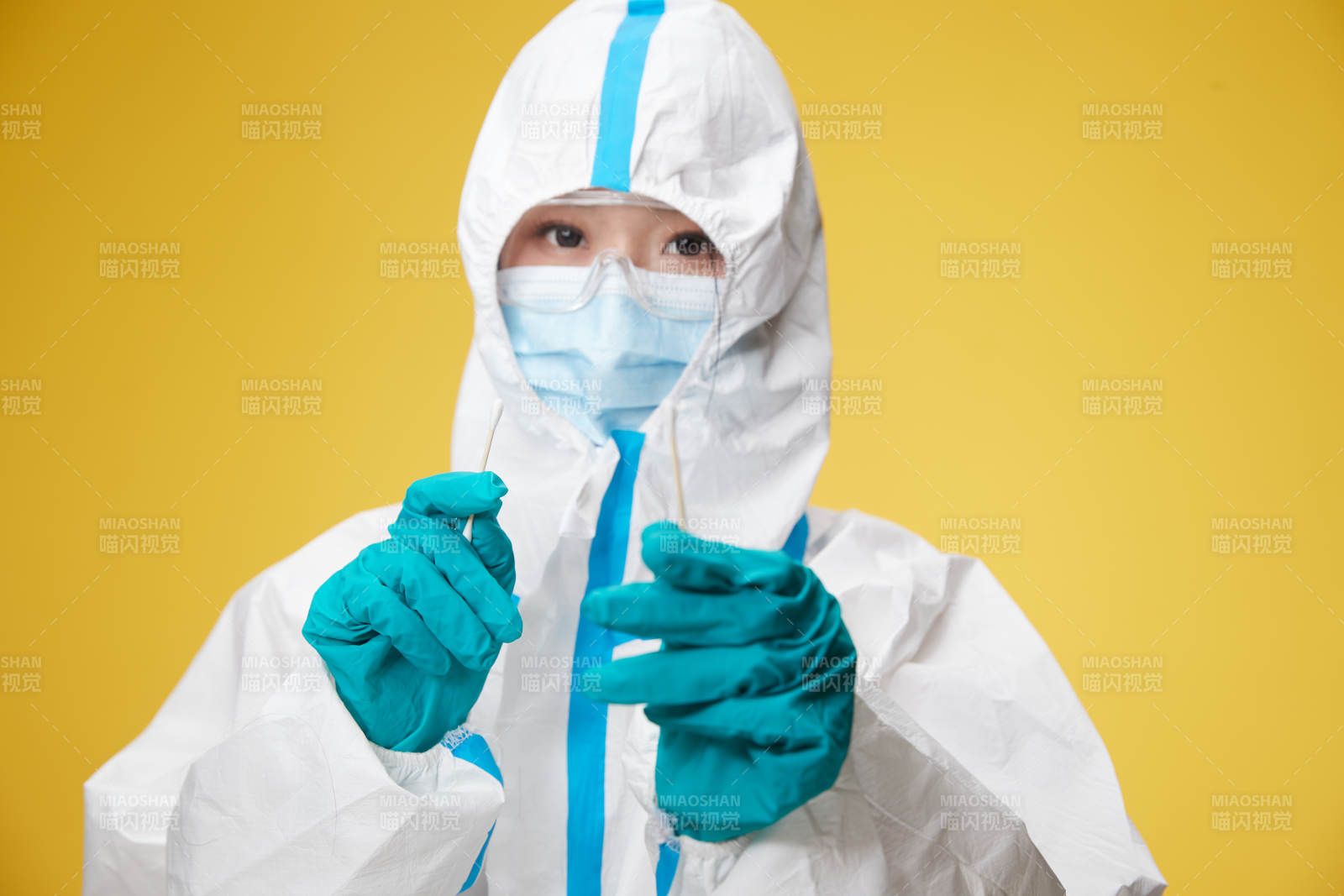 穿白色防護服佩戴護目鏡口罩的防疫人員